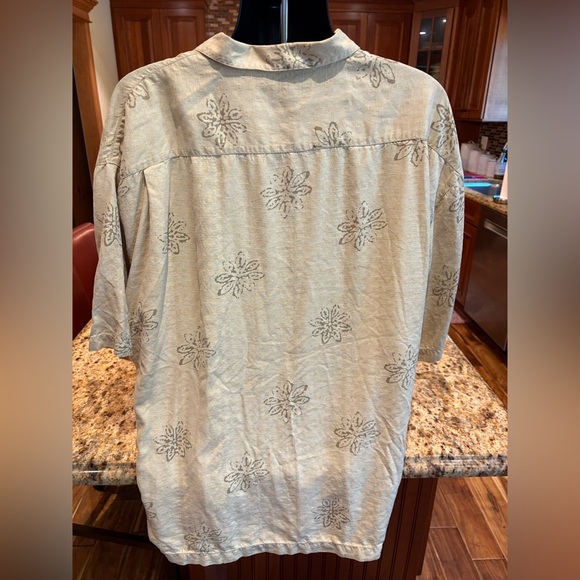 Tommy Bahama‎ Light Tan Floral Shirt - Picture 8 of 8